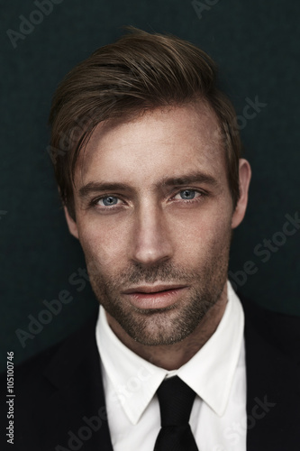 Handsome man in shirt and tie, portrait © sanneberg