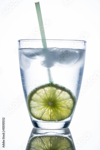 Wasserglas und Limette