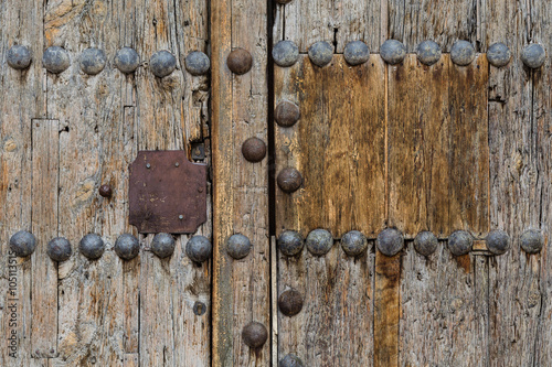 Puerta de madera antigua en Brihuega, España