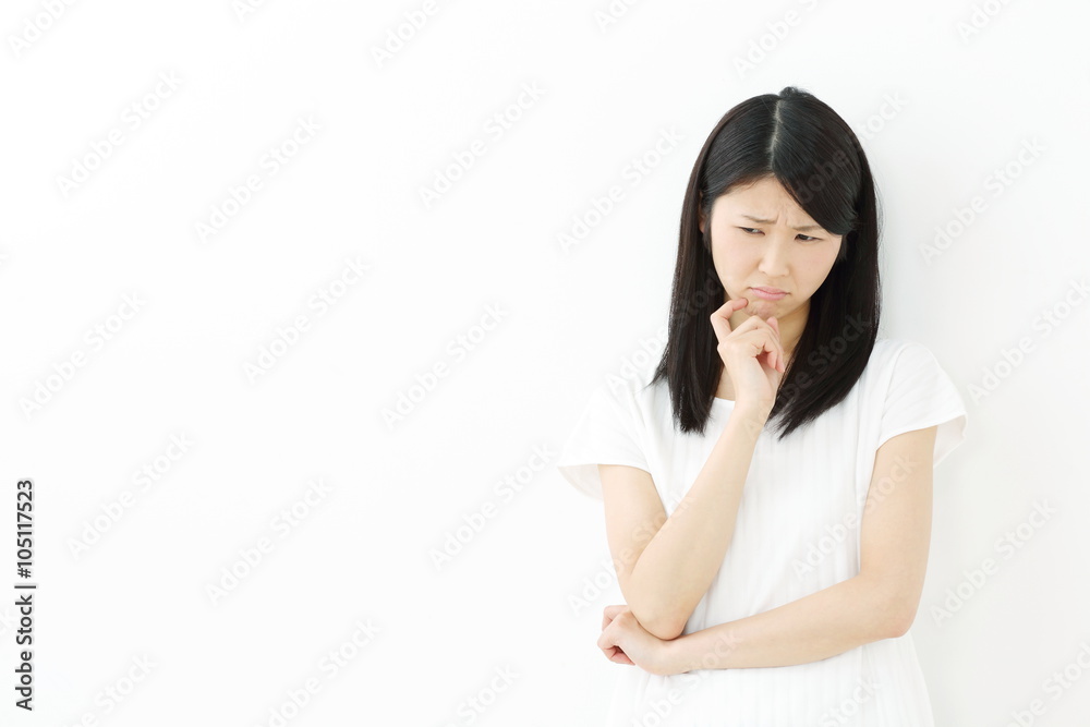 悩む・若い女性 悩む・若い女性