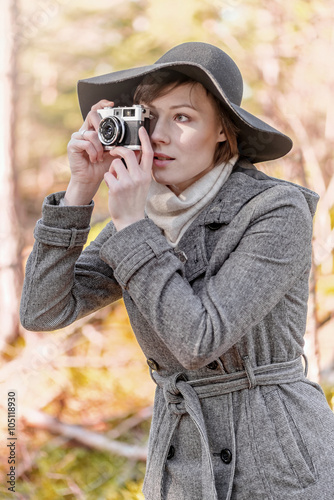 Female photographer in a da...