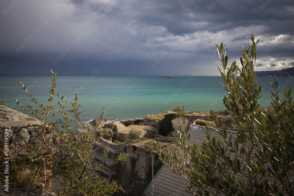 Blick übers Mittelmeer grauer Himmel