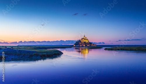 Obraz na płótnie Mont Saint-Michel in twilight at dusk, Normandy, France w salonie
