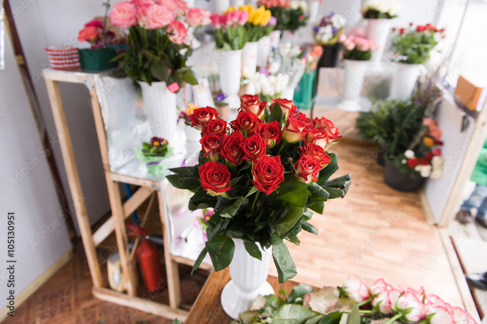 Obraz premium bouquet of roses on the background flowers