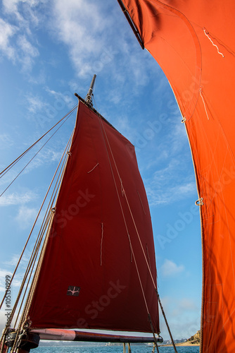фотографія ocher sails of an old sailing boat with his wooden foremast ropes during a sunny
