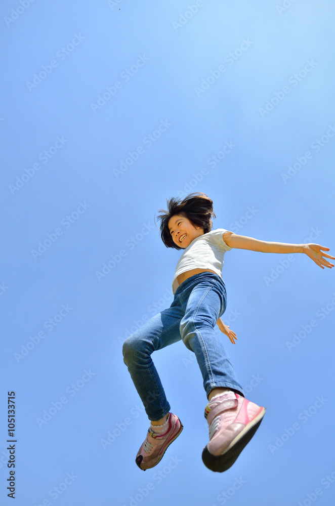 ジャンプする女の子 ジャンプする女の子