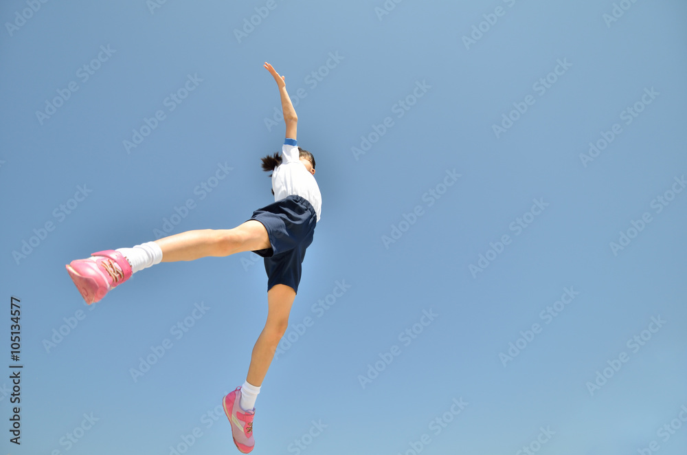 ジャンプする女の子（体操服）