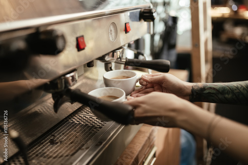 Foto Barista preparing coffee in coffee shop