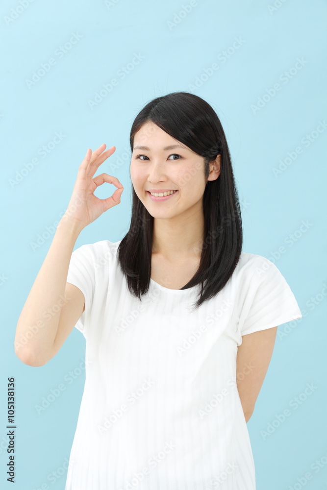 OK・若い女性・ブルーバック OK・若い女性・ブルーバック