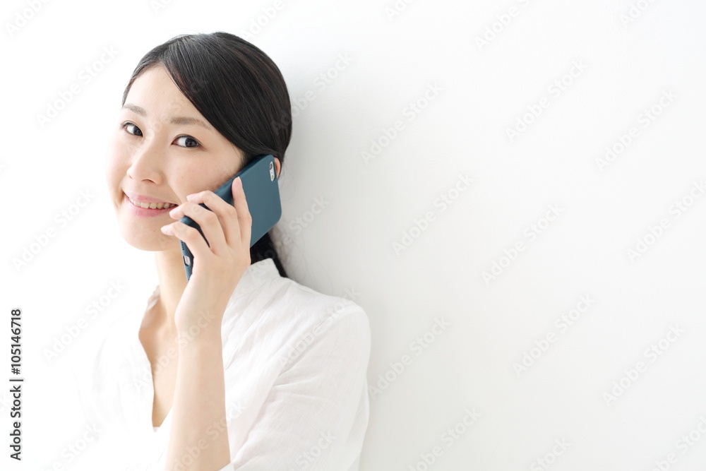 スマートフォン・若い女性 スマートフォン・若い女性
