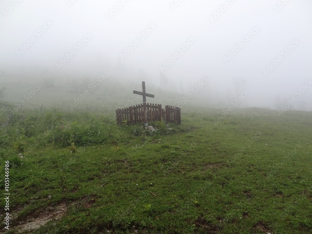 Fototapeta premium Kreuz im Nebel