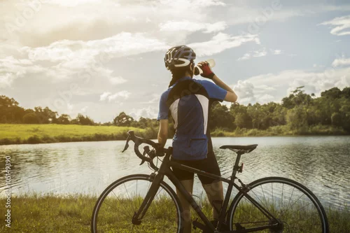 Obraz Kobieta kolarz relaksujący napój woda z ćwiczenia