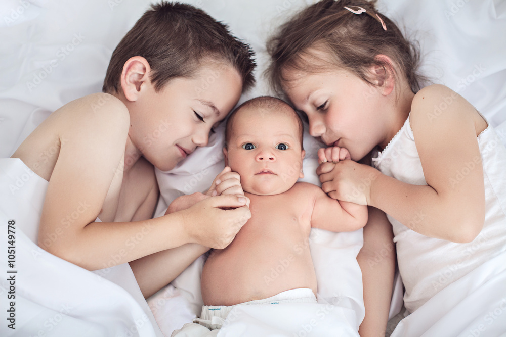 Трое детей какого это. Трое детей какого это. Милые дети много. Малыш сестра. Мама с четырьмя детьми.