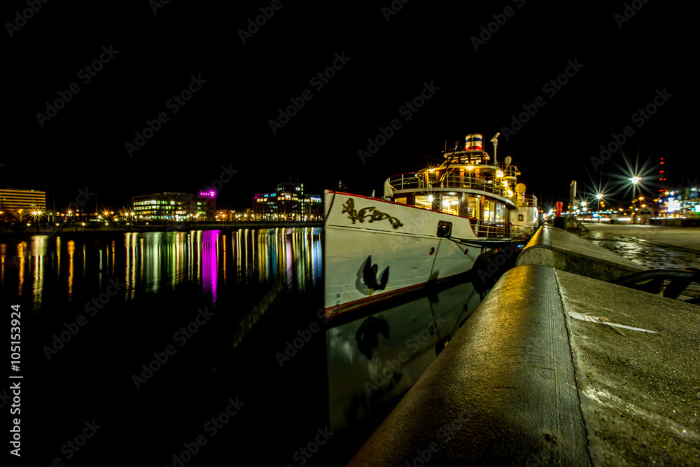 Beleuchteter Hafen von Kiel bei Nacht