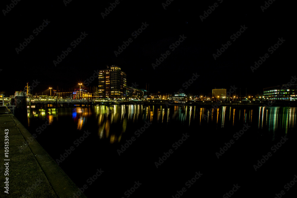 Beleuchteter Hafen von Kiel bei Nacht