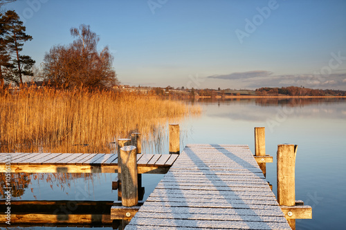 Winterliche Morgenstimmung am Pfäffikersee, Fischersteg mit Raureif, Schilfrohr und Seeufer photo