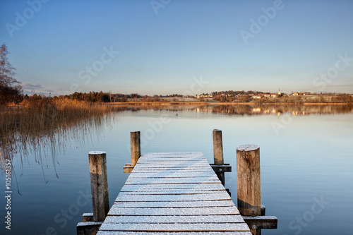 Winterliche Morgenstimmung am Pfäffikersee, Fischersteg mit Raureif, Schilfrohr, Spiegelung des Seeufers im See