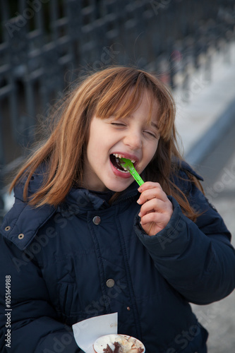 Bambina scherza mangiando un gelato