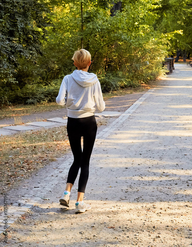 Cuadro en lienzo Anorexic woman running in park