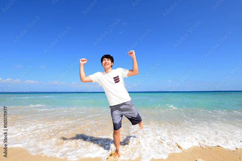 沖縄の美しい海でくつろぐ男性