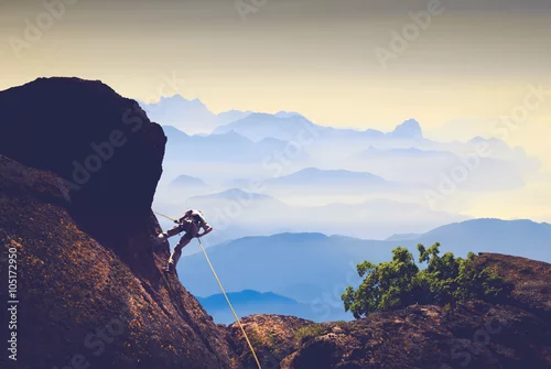 Obraz Wspinacz przeciwko górskiej dolinie
