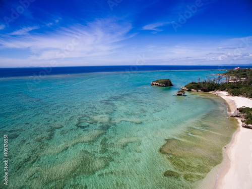 沖縄の綺麗なビーチ海岸線空撮 © Ni_photo