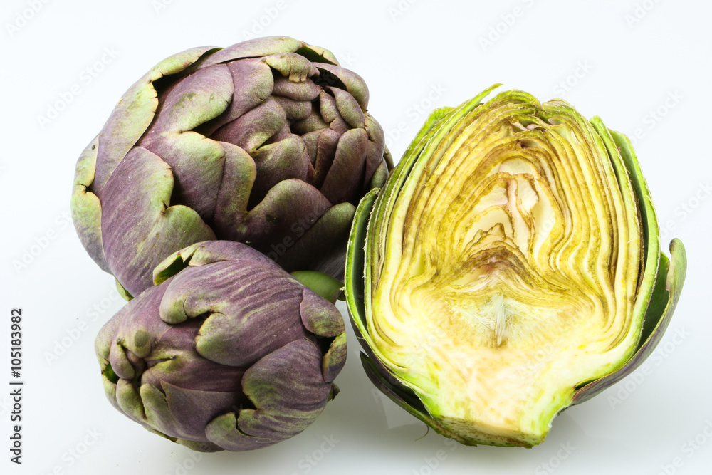 Obraz premium Artischocke mit einer hälfte