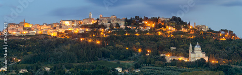 Nocna panorama Montepulciano,Toskania
