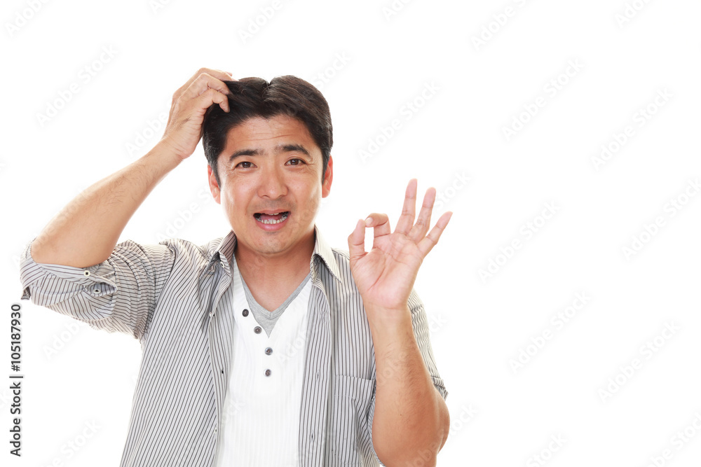 ヘアーセットに満足する男性