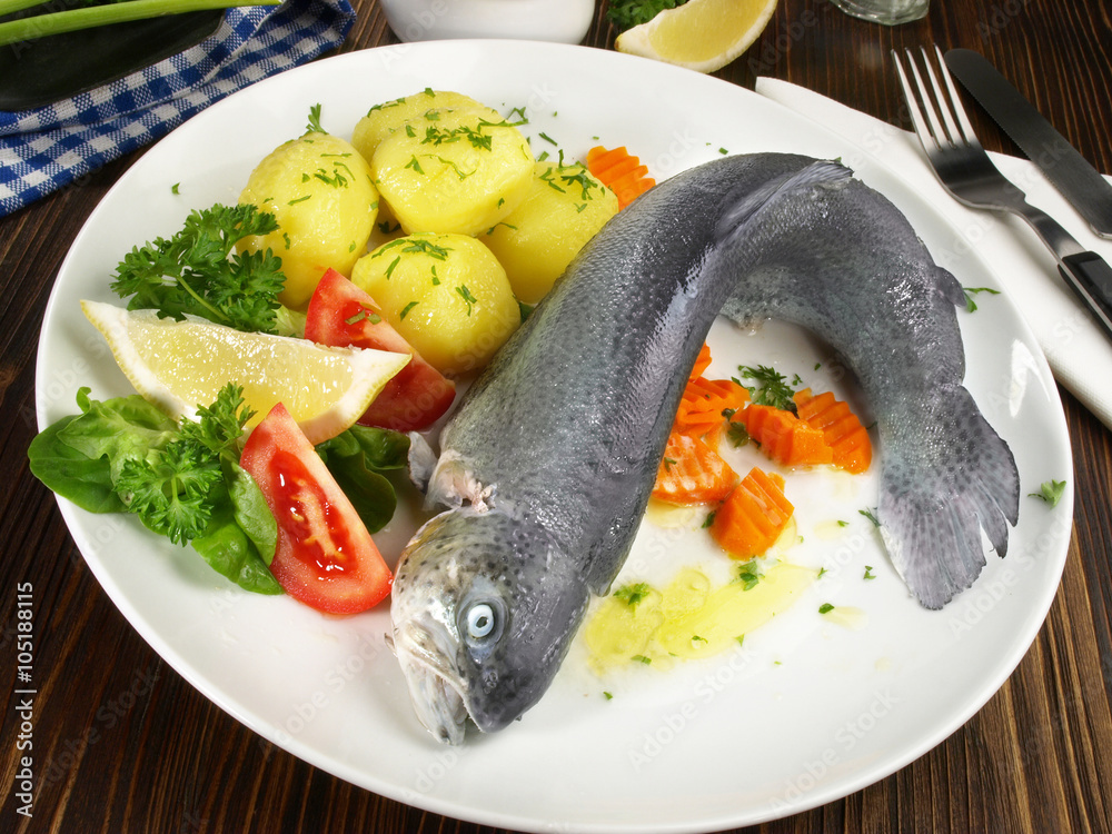 Forelle Blau mit Salzkartoffeln foto de Stock | Adobe Stock