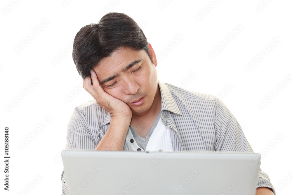 疲れた表情の男性