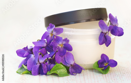 Cremetopf, Salbentopf, Salbe, Creme, mit Veilchen, Copyspace photo