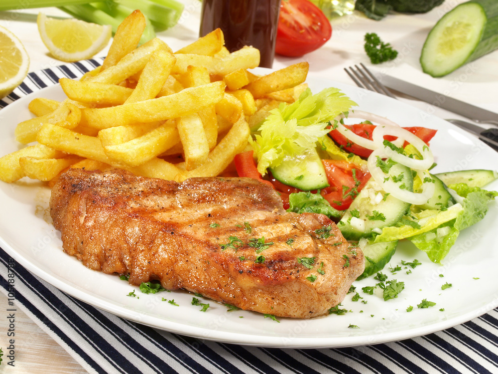 Schweinerückensteak mit Pommes Frites und Salat