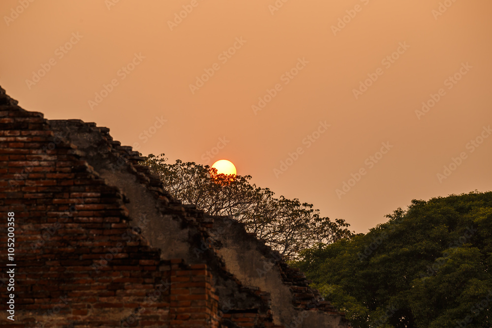 Naklejka premium Brick wall sunset