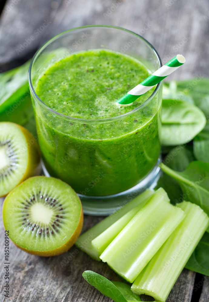 Fototapeta premium fresh green smoothie on wooden surface