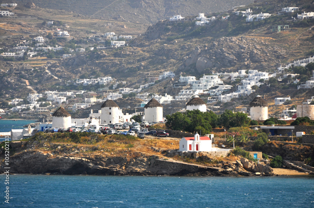 Küste von griechische insel Mykonos mit Windmühlen