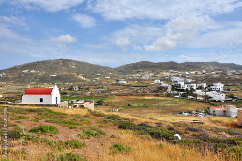 dörfliche Landschaft auf griechischer Insel Mykonos, mit kleiner Kapelle