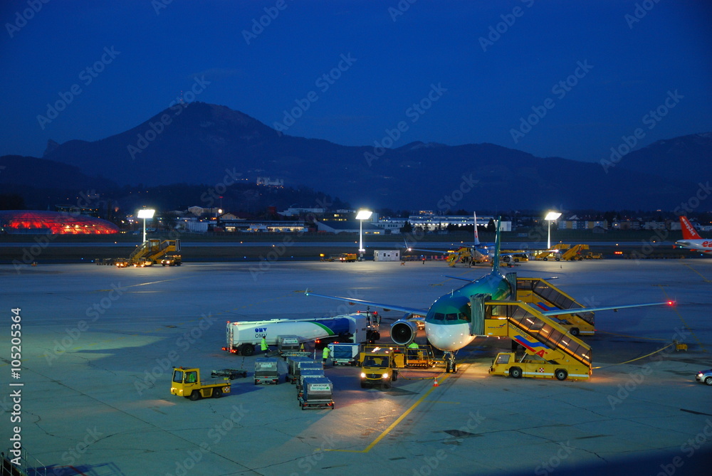 Obraz premium Flughafen Salzburg bei Nacht