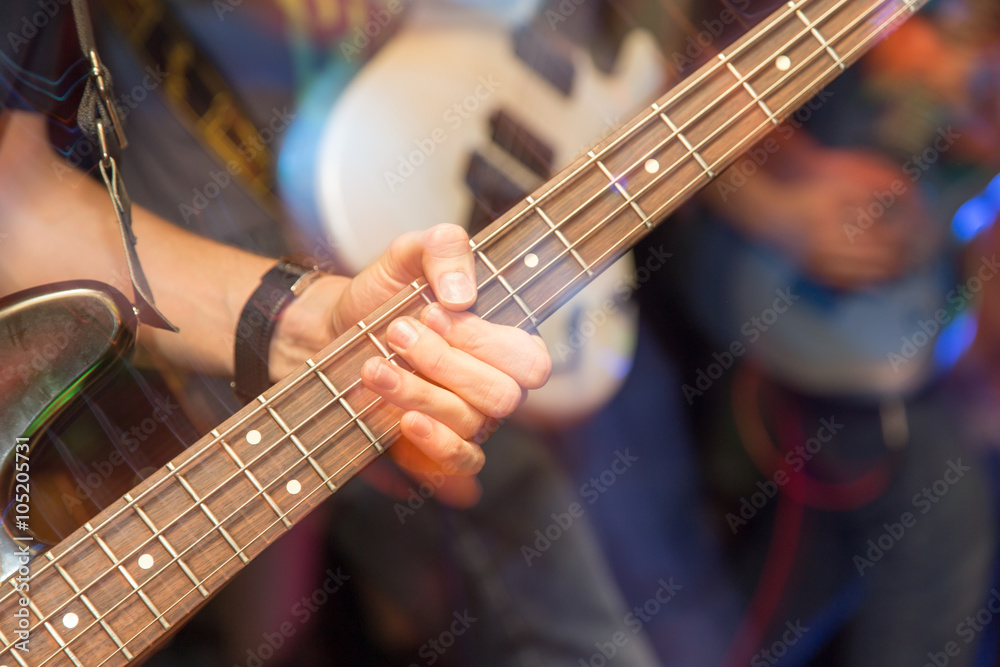 Obraz premium aggressive play guitar on stage