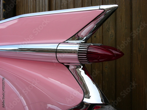 Silhouette einer Heckflosse in Rosa und Pink mit viel Chrom einer amerikanischen Limousine der Fünfzigerjahre beim Oldtimertreffen Golden Oldies in Wettenberg Krofdorf-Gleiberg bei Gießen in Hessen