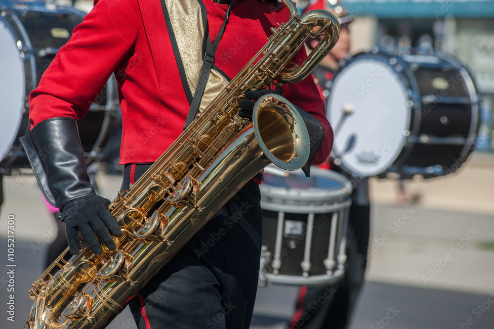 Obraz premium Gloved hands of the saxophone player.