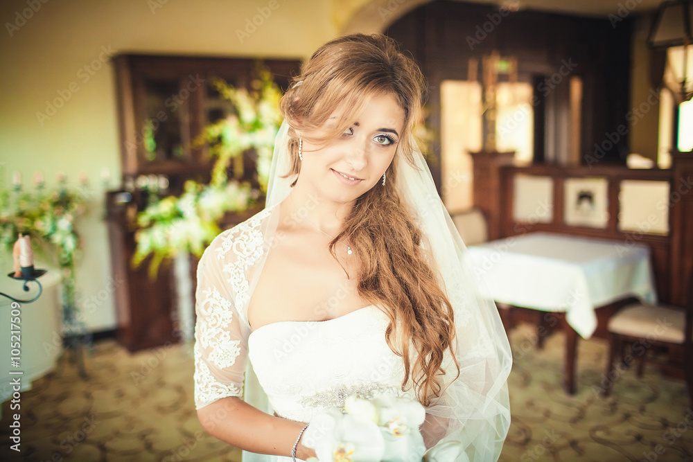 Naklejka premium beautiful gorgeous stylish bride with orchids getting prepared i