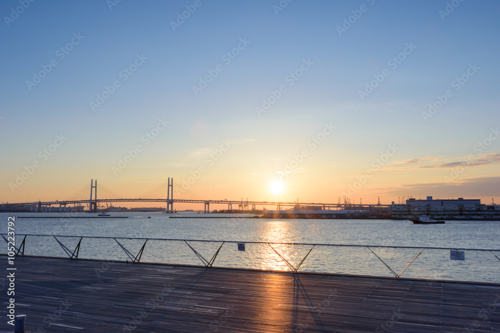 朝日の桟橋と吊り橋