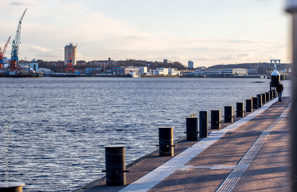 Einsamer Mann am Pier am Kieler Hafen