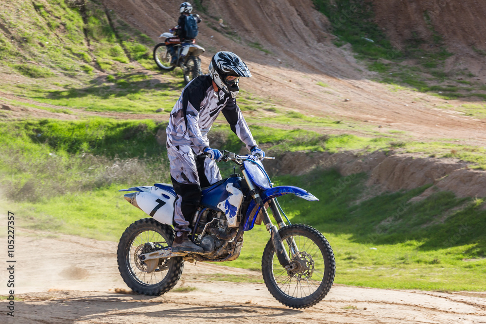 Obraz premium racer on a motorcycle in the desert