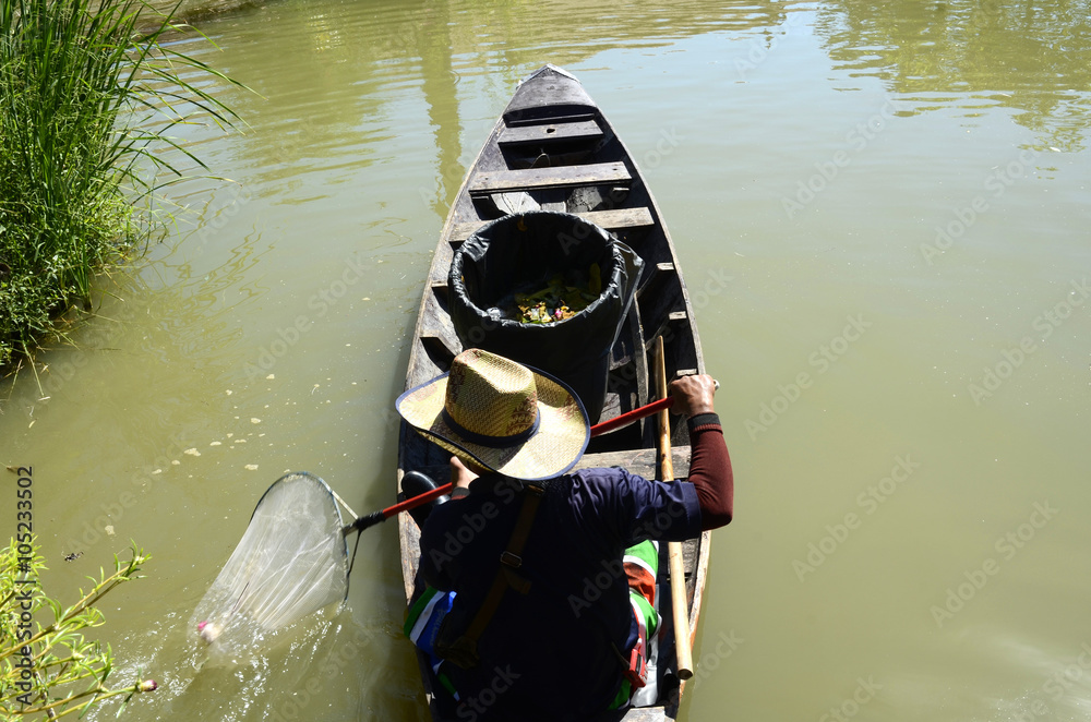 Obraz premium Ruderboot auf einem Kanal in Thailand