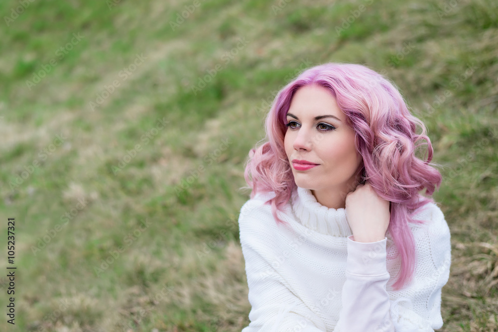Pastel Hair - Junge Frau mit Haaren in rose Pastelltönen Pastel Hair - Junge Frau mit Haaren in rose Pastelltönen