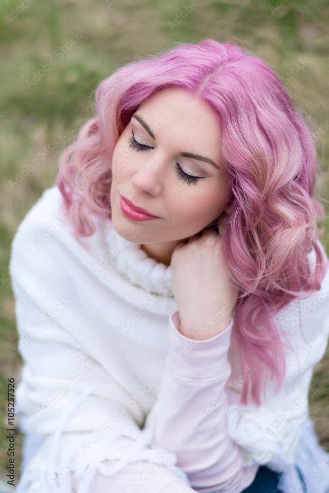 Pastel Hair - Junge Frau mit Haaren in rose Pastelltönen Pastel Hair - Junge Frau mit Haaren in rose Pastelltönen