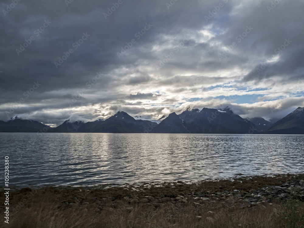 Wolkenstimmung am Fjord/Wolkenstimmung mit Spiegelung auf dem Fjord mit Bergen im Hintergrund in Nordnorwegen