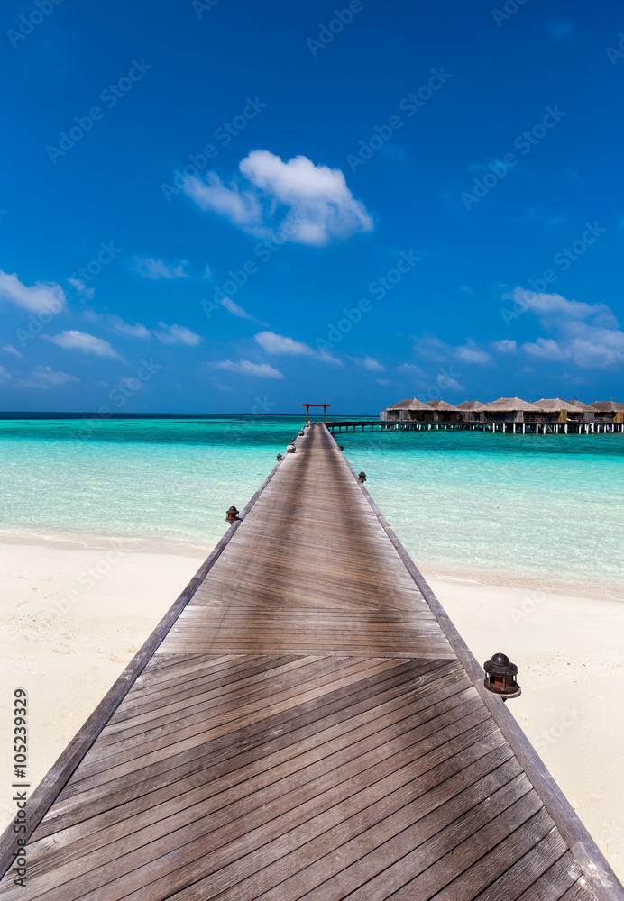 Holzsteg zu der Lagune auf den Malediven
